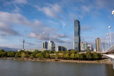 Viyana, Avusturya, 23 Ağustos 2022. Donau 'nun inanılmaz şehri: şehrin modern kısmı fütürist gökdelenler ve solda büyük bir anten buluyoruz..
