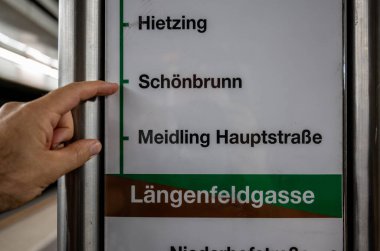 Viyana, Avusturya, 23 Ağustos 2022. El işaretleri metro durağındaki Schonbrunn 'u işaret ediyor: aynı isimli şato burada bulunuyor. Seyahat yerleri.