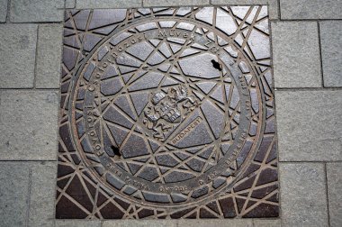 Budapeşte, Macaristan. 24 Ağustos 2022. Parlamentonun önündeki meydanda, şehrin adını taşıyan eski ve çekici bir rögar kapağı üzerinde iki Griffinle birlikte bir arma vardı..