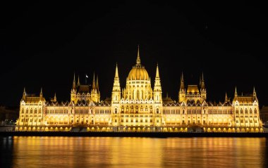 Budapeşte, Macaristan. 24 Ağustos 2022. Parlamentonun muhteşem gece çekimi. Işıklandırma binanın güzelliğini ve zarafetini arttırır. Tuna Nehri tarafından ön manzara.