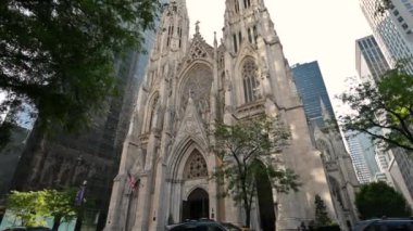 New York, ABD, 14 Ağustos 2024. Gotik St. Patrick Katedrali 'ni çekiyoruz. Çevresini çevreleyen modern gökdelenlerle karşılaştırıldığında çarpıcı. Güzel bir yaz günü.