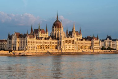 Budapeşte, Macaristan. 25 Ağustos 2022. Parlamentonun inanılmaz günbatımı çekimi. Altın saatin sıcacık ışığı binanın güzelliğini ve zarafetini arttırır. Üç çeyrek görünüm.