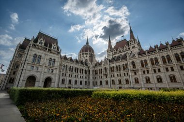 Budapeşte, Macaristan. 24 Ağustos 2022. Parlamentonun muhteşem bir günü. Işıklandırma binanın güzelliğini ve zarafetini arttırır. Tuna Nehri 'nin arka tarafının dörtte üçü görünüyor..