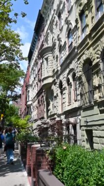 New York, ABD, 14 Ağustos 2024. Eski İngiliz tarzı evlerin ön cepheleriyle güzel dikey görüntüler. Eğim hareketi.