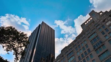 New York, ABD, 14 Ağustos 2024. Gökdelenlerin koyu mavi gökyüzüne yükselişinin ikonik görüntüleri. Beyaz bulutlar göz alabildiğince hareket eder..