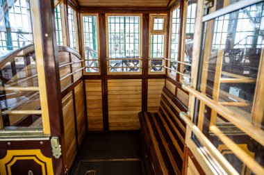 Budapeşte, Macaristan. 26 Ağustos 2022. Buda ve Pest 'i birbirine bağlayan eski teleferiğin kabininde çekilmiş. Mükemmel bakım ve işlevsellik durumu çarpıcıdır..