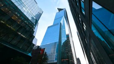 New York, ABD, 14 Ağustos 2024. Çarpıcı POV görüntüleri gökdelende kendine özgü gözlem güvertesi The Edge ile yürüyor..