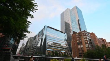 New York, ABD, 14 Ağustos 2024. High Line 'ın akşamları çekilen görüntüleri: insanlar gökdelenler arasında asılı olan eşsiz atmosferin tadını çıkarıyorlar..