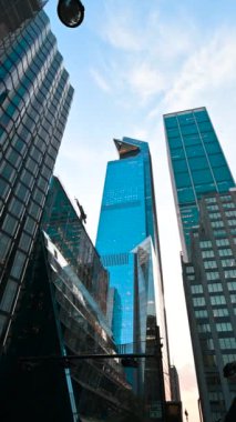New York, ABD, 14 Ağustos 2024. Gökdelenin kendine özgü gözlem güvertesiyle güzel dikey görüntüleri. Gökdelenlerin siluetinden göze çarpan bir şekilde dışarı çıkıyor..