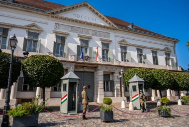 Budapeşte, Macaristan. 26 Ağustos 2022. Sandor Sarayı 'nın önünde iki muhafız ve Macaristan Başkanı' nın Buda Kalesi Bölgesi 'ndeki evinin önünde..