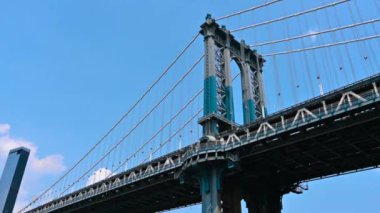 New York, ABD, 15 Ağustos 2024. Manhattan Köprüsü 'nün güzel çekimleri: Bakışlar mavi kemerli büyük sütundan köprünün tüm uzunluğuna hareket ediyor. Gökdelenler görülebilir.