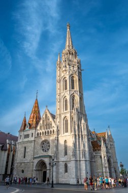 Budapeşte, Macaristan. 26 Ağustos 2022. Dikey olarak Matthias kilisesinin çan kulesini vurdu..