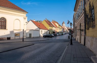 Budapeşte, Macaristan. 26 Ağustos 2022. Pest caddelerinde yürürken perspektif çekimi. Evlerin renkli cepheleri caddeyi kaplıyor. Şehir keşfi konsepti seyahat yaşam tarzı.