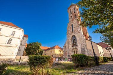 Budapeşte, Macaristan. 26 Ağustos 2022. Şehir tepesinde St. Mary Magdalene Kilisesi. Bir grup turist onu izlemek için ön tarafta durdu. Güzel bir yaz günü. Yaşam tarzı ziyaret yerleri.