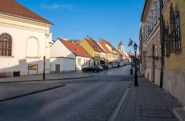 Budapeşte, Macaristan. 26 Ağustos 2022. Pest caddelerinde yürürken perspektif çekimi. Evlerin renkli cepheleri caddeyi kaplıyor. Şehir keşfi konsepti seyahat yaşam tarzı.
