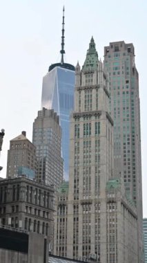 New York, ABD, 15 Ağustos 2024. Büyüleyici dikey görüntüler, yeni One World Ticaret Merkezi eski gökdelenlerin arkasında beliriyor. Seyahat Uçurumları.