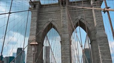 New York, ABD, 15 Ağustos 2024. Brooklyn Köprüsü 'nde yürürken, köprü süspansiyon yapısının kablo örgüsüne bakarken çok çarpıcı bir görüntü. Şehrin ikonik görüntüleri.