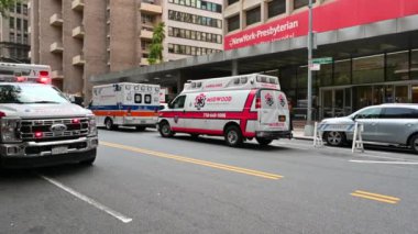 New York, ABD, 15 Ağustos 2024. Hastanenin önünde karakteristik ambulansların olduğu bir kamera görüntüsü. Şehir hayatı.