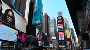 New York, Birleşik Devletler, 15 Ağustos 2024. Kalabalık bir Times Meydanı 'nda insanların arasında yürürken görüntüler. Bu sembolik karede parlak işaretlerin büyüklüğü ve niceliği bizi hayrete düşürüyor..
