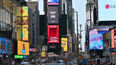 New York, ABD, 15 Ağustos 2024. Kalabalık Times Meydanı 'ndaki görüntüler. Telefoto merceğiyle ezilmiş mesafelerle perspektif görüntüsü. İnsanlar ve arabalarla dolup taşıyor..