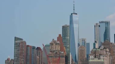 New York, ABD, 16 Ağustos 2024. Kayıkla birlikte anakaradan uzaklaşırken finans bölgesine doğru büyüleyici görüntüler. Şehrin en güzel gökdelenleri gözlerimizin önünden geçiyor..