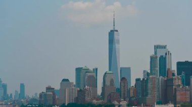 New York, ABD, 16 Ağustos 2024. Kayıkla birlikte anakaradan uzaklaşırken finans bölgesine doğru büyüleyici görüntüler. Şehrin en güzel şehirleri gözlerimizin önünden geçiyor..
