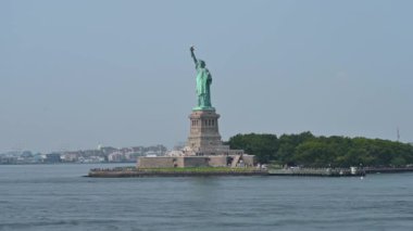 New York, ABD, 16 Ağustos 2024. Tekneyle yanından geçerken Özgürlük Anıtı manzaralı büyüleyici görüntüler var. Turistler adada gezmek için görülebilir..