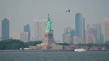 New York, ABD, 16 Ağustos 2024. Tekneyle yanından geçerken Özgürlük Anıtı manzaralı büyüleyici görüntüler var. Turistler adada gezmek için görülebilir..