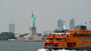 New York, ABD, 16 Ağustos 2024. Tekneyle yanından geçerken Özgürlük Anıtı manzaralı büyüleyici görüntüler var. Turistler adada gezmek için görülebilir..