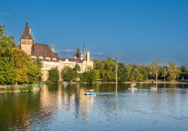 Budapeşte, Macaristan. 27 Ağustos 2022. Şehir Parkı Buz Pisti ve Tekne Pisti 'nin çekimlerinde, suyun gövdesi yazın tur botları tarafından kullanılıyor. Güzel bir yaz günü. Seyahat yerleri.