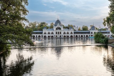 Budapeşte, Macaristan. 27 Ağustos 2022. Şehir Parkı Buz Pisti ve Tekne Pisti 'nin çekimlerinde, bina yazın turist teknelerinin yüzdüğü su kütlesi boyunca uzanıyor. Güzel bir yaz günü.