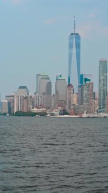 New York, ABD, 16 Ağustos 2024. Kayıkla anakaraya yaklaşırken finans bölgesinin büyüleyici dikey görüntüleri. Şehrin en güzel gökdelenleri gözlerimizin önünden geçiyor.