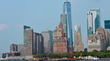 New York, ABD, 16 Ağustos 2024. Ana karaya tekneyle yaklaşırken finans bölgesinin büyüleyici görüntüleri. Şehrin en güzel şehirleri gözlerimizin önünden geçiyor. İkonik manzaralar, seyahat yerleri.