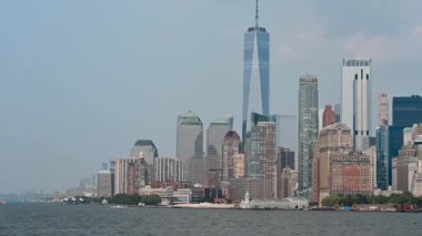 New York, ABD, 16 Ağustos 2024. Ana karaya tekneyle yaklaşırken finans bölgesinin büyüleyici görüntüleri. Şehrin en güzel şehirleri gözlerimizin önünden geçiyor. İkonik manzaralar, seyahat yerleri.