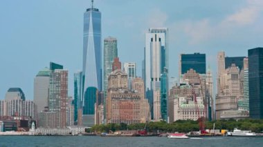 New York, ABD, 16 Ağustos 2024. Ana karaya tekneyle yaklaşırken finans bölgesinin büyüleyici görüntüleri. Şehrin en güzel şehirleri gözlerimizin önünden geçiyor. İkonik manzaralar, seyahat yerleri.