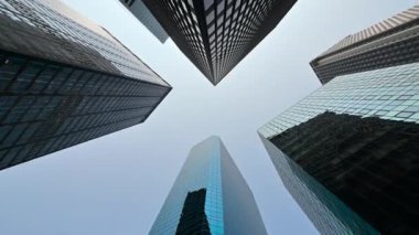 New York, ABD, 16 Ağustos 2024. İkonik finansal bölge gökdelenleri geniş açı mercekli ve dönüş hareketli alt görüşlü. Konum ve küresel finans kavramı.