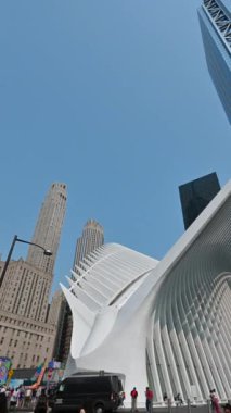 New York, ABD, 16 Ağustos 2024. Oculus Dünya Ticaret Merkezi 'nde dikey görüntüler, metro istasyonuna ev sahipliği yapan modern ve gelecekçi mimari yapı. Güzel bir yaz günü, insanlar gelip gidiyor.