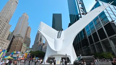 New York, ABD, 16 Ağustos 2024. Bir metro istasyonuna ev sahipliği yapan modern ve fütüristik mimari yapı olan Oculus Dünya Ticaret Merkezi 'nde. Güzel bir yaz günü, insanlar gelip gidiyor..