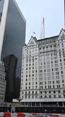 New York, ABD, 17 Ağustos 2024. Meşhur Plaza Otel 'in güzel dikey görüntüleri. Ön cephede hareket var. İnsanlar ve arabalar yoldan geçiyor..
