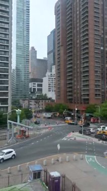 New York, ABD, 17 Ağustos 2024. Roosevelt Adası 'ndaki teleferik kulübesinin ikonik görüntüsü. Manhattan gökdelenleri yanımızdan geçiyor. Dikey biçim.