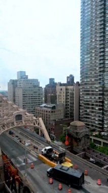 New York, ABD, 17 Ağustos 2024. Roosevelt Adası teleferik kulübesinden ikincil hava görüntüleri. Altımızda, üzerinde arabalar olan köprü. Dikey biçim.