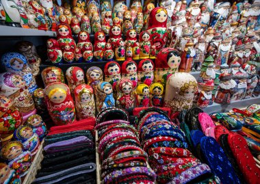 Budapeşte, Macaristan. 29 Ağustos 2022. Büyük markette Rus bebeklerini sergileyerek güzel bir poz. Bu en popüler hediyelik eşya, sayısız renk ve çeşitliliklerinden biridir..