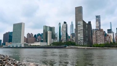 New York, ABD, 17 Ağustos 2024. Doğu Nehri kıyısı boyunca güzel görüntüler, önümüzde Manhattan şehri. Sol tarafta Birleşmiş Milletler 'in gökdelen karargahı var..