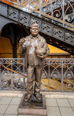 Budapeşte, Macaristan, 29 Ağustos 2022. Merkez markette dikey çekimde heykel bugün yumurta mı daha iyi yoksa yarın tavuk mu daha iyi diyor.?