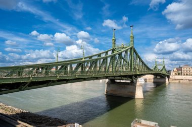 Budapeşte, Macaristan, 29 Ağustos 2022. Güzel bir yaz gününde Özgürlük Köprüsü 'nün güzel geniş açılı mercek görüntüsü. Arkasında beyaz bulutlar olan büyük yeşil köprünün ikonik görüntüsü.