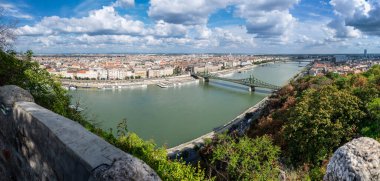 Budapeşte, Macaristan, 29 Ağustos 2022. Şehrin hava manzaralı geniş formatlı muhteşem panoramik görüntüsü. Güzel güneşli bir gün, mavi gökyüzü ve beyaz bulutlar.
