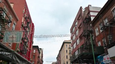 New York, ABD, 17 Ağustos 2024. Küçük İtalya mahallesinin görüntülerine bağlanıyoruz. Binaların arasında mavi boyalı ünlü İtalyan şarkısının mısraları asılı..