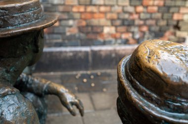 Budapeşte, Macaristan, 29 Ağustos 2022. Meşhur bir çocuk kitabı olan Pal Street 'in çocuklarının oynadığı bir anın metal heykellerine yakın çekim. Bulanık arkaplanda misketler.