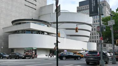 New York, ABD, 18 Ağustos 2024. Guggenheim Müzesi 'nin sokak manzarası. Büyüleyici modern yapı, çağdaş ve modern sanatların ünlü müzesine ev sahipliği yapıyor..