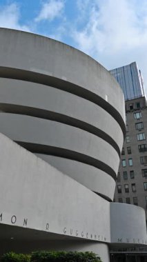 New York, ABD, 18 Ağustos 2024. Guggenheim tabelasının ayrıntıları. Büyüleyici modern yapı, çağdaş ve modern sanatların ünlü müzesine ev sahipliği yapıyor. Dikey biçim.